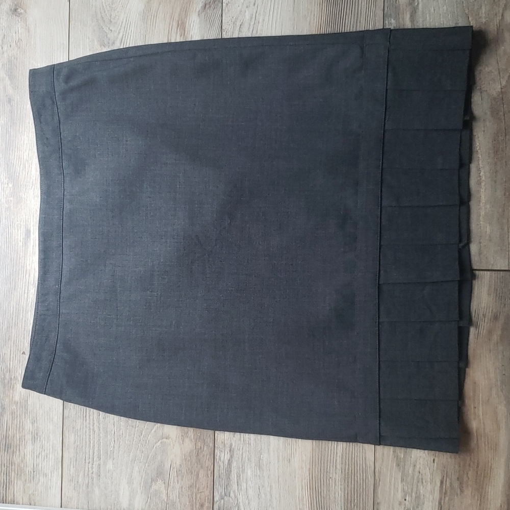 Express Pencil Skirt. Gray. Size 6. Brand new condition.